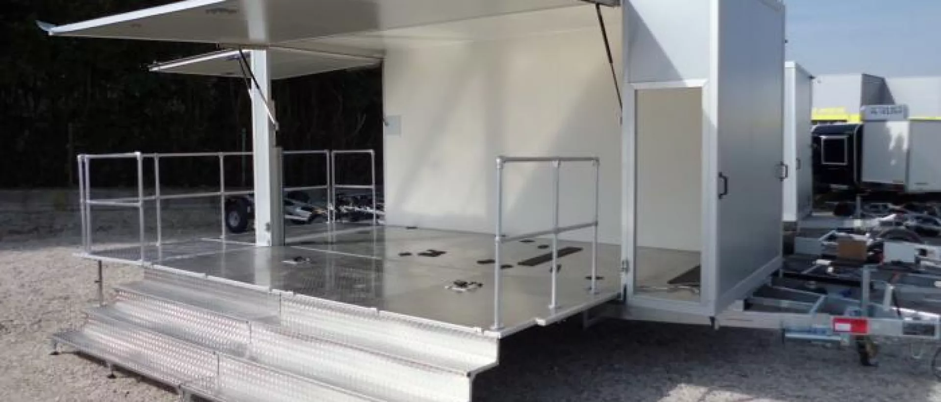 Promotionanhänger ausgeklappt vorne