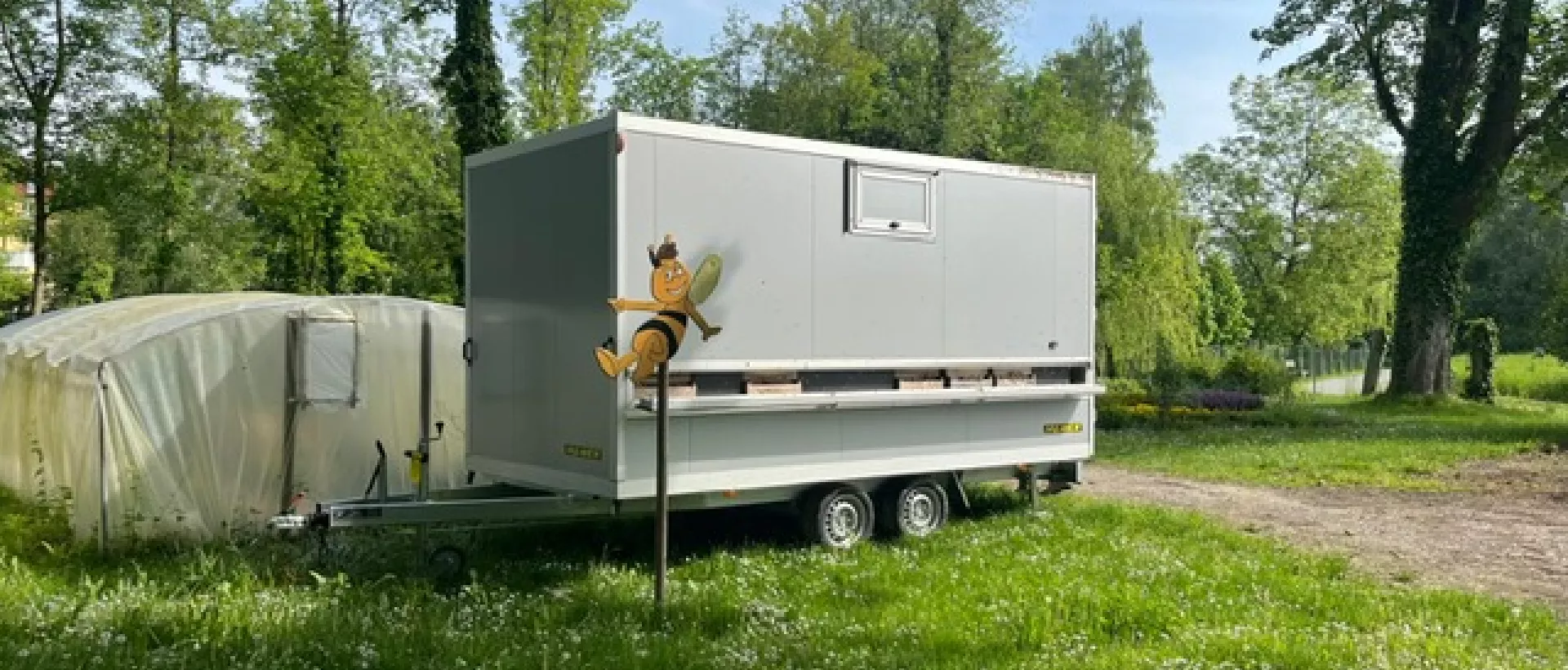 HUMER-Bienenanhaenger Vorne