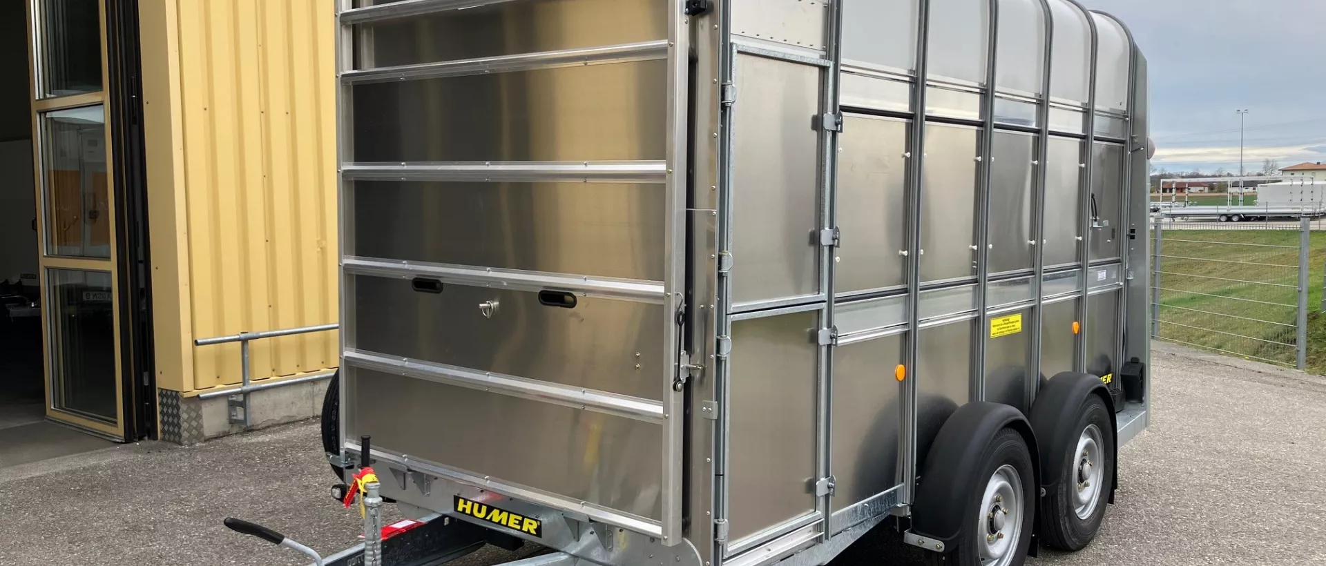 HUMER Sonderbau ifor Williams aussen geschlossen