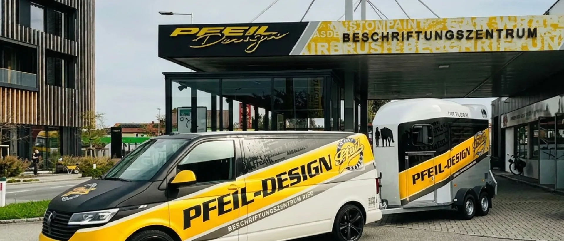 HUMER und Pfeil-Design