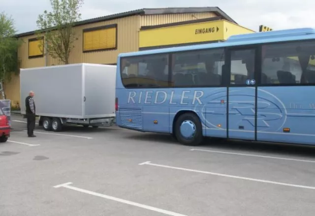 Busanhänger Übergabe bei HUMER