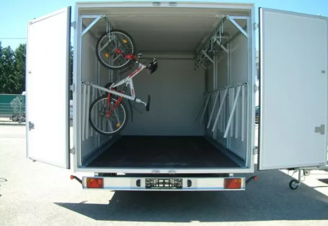 Busanhänger hinten offen