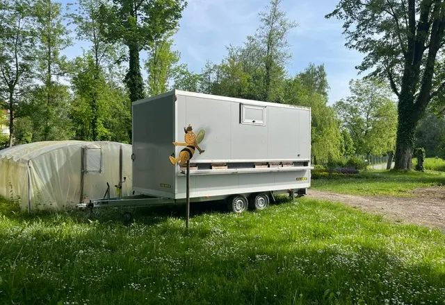 HUMER-Bienenanhaenger Vorne