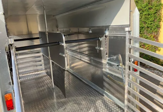 Pferdeanhänger mit Trennwand mit Boxen