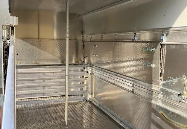 Pferdeanhänger mit Trennwand mit Stange