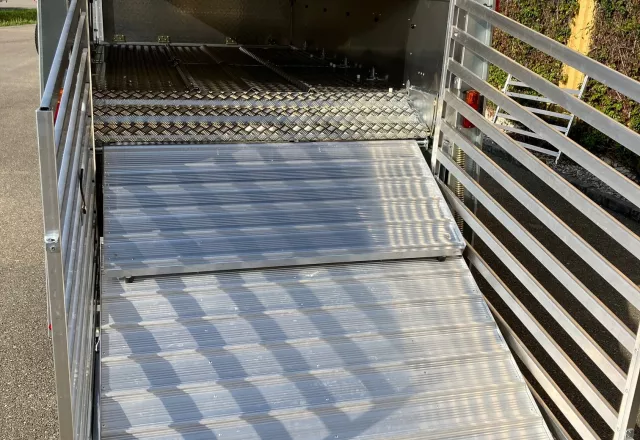 HUMER Sonderbau ifor Williams Rampe mit Treibgitter