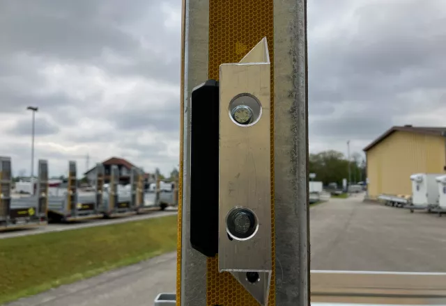 Halterung für Scheinwerfer links