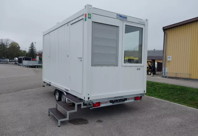 HUMER Fahrgestell mit Container Rückseite mit Stiege