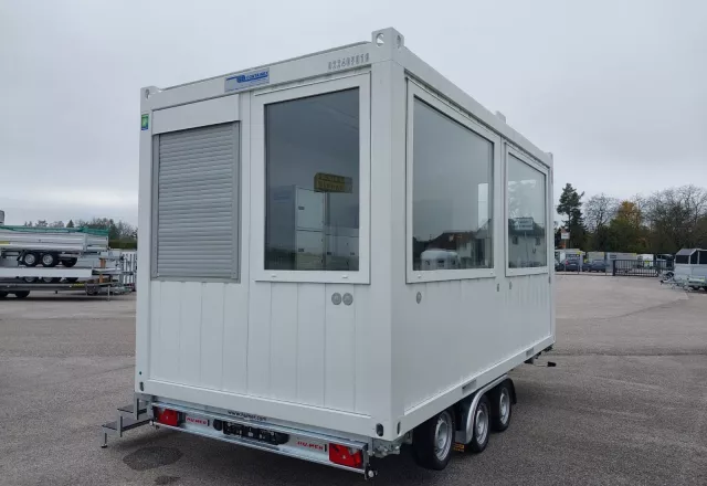 HUMER Fahrgestell mit Container Rückseite