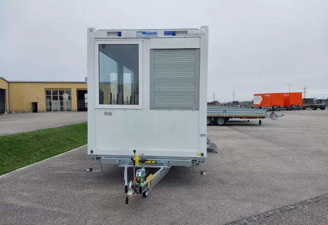 HUMER Fahrgestell mit Container vorne 