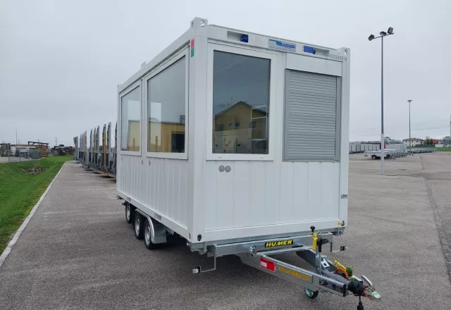 HUMER Fahrgestell mit Container Seitenansicht