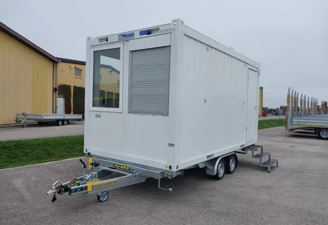 HUMER Fahrgestell mit Container vorne seite