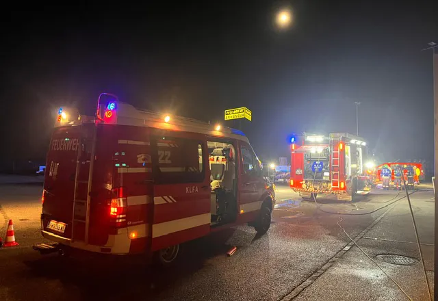 FF Fernreith mit Feuerwehrfahrzeugen bei HUMER FF Fernreith mit Feuerwehrfahrzeugen bei HUMER