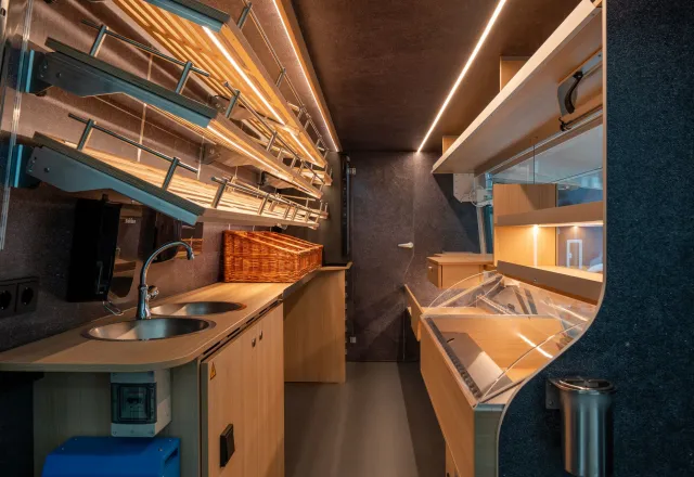 HUMER BACK-MASTER 320 Innenraum