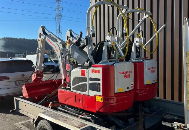 Neuen Hybrid-Modelle auf einem HUMER ABU Baumaschinenanhänger Neuen Hybrid-Modelle auf einem HUMER ABU Baumaschinenanhänger