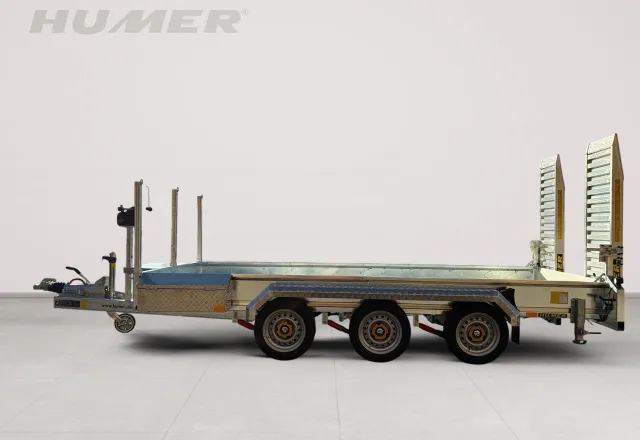 humer-tieflader-baumaschinenanhaenger-dreiseiten-3achs Seitenansicht