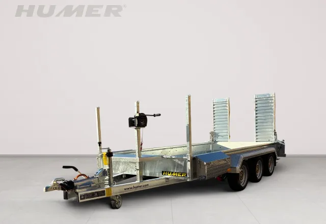 humer-tieflader-baumaschinenanhaenger-dreiseiten-3achs Vorne