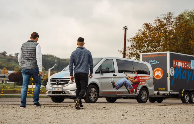 HUMER Anhänger für Fahrschule Mayr