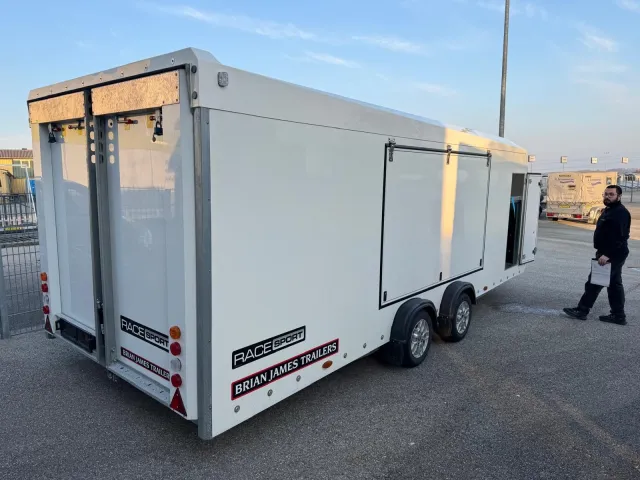 Race Sport Humer/Brian James 550x210x199 3000 kg 