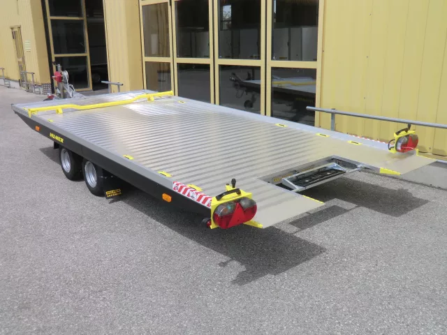 HUMER Autotransporter Spielberg