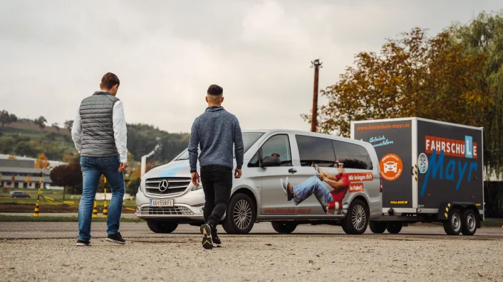 HUMER Anhänger für Fahrschule Mayr