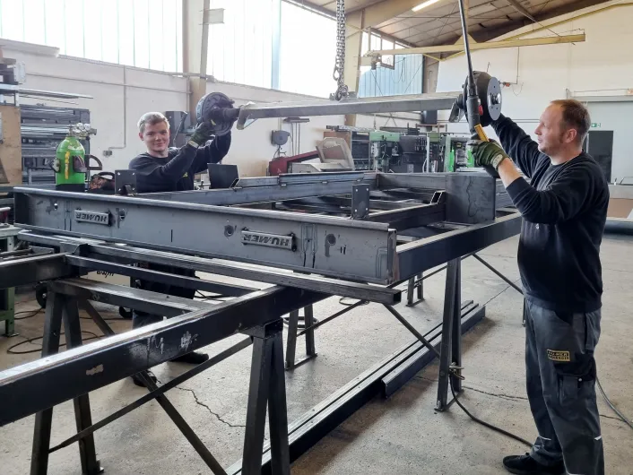 Fertigung von Sonderanhängern bei HUMER