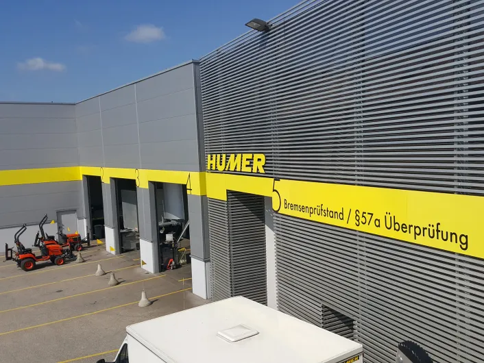 Service und Überprüfung von PKW-Anhängern bei HUMER