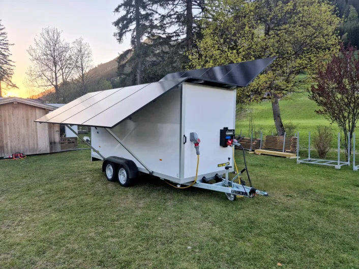 HUMER Mobiler Energiespeicher